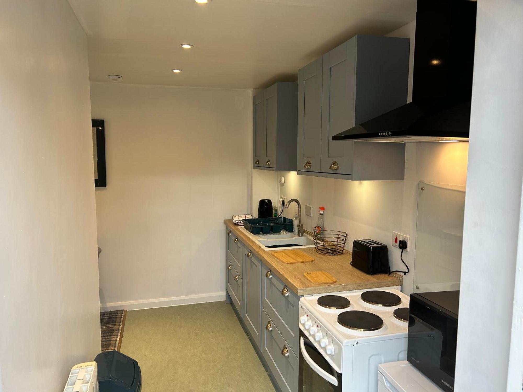 One Bed And Bathroom With Kitchen For Self Catering *