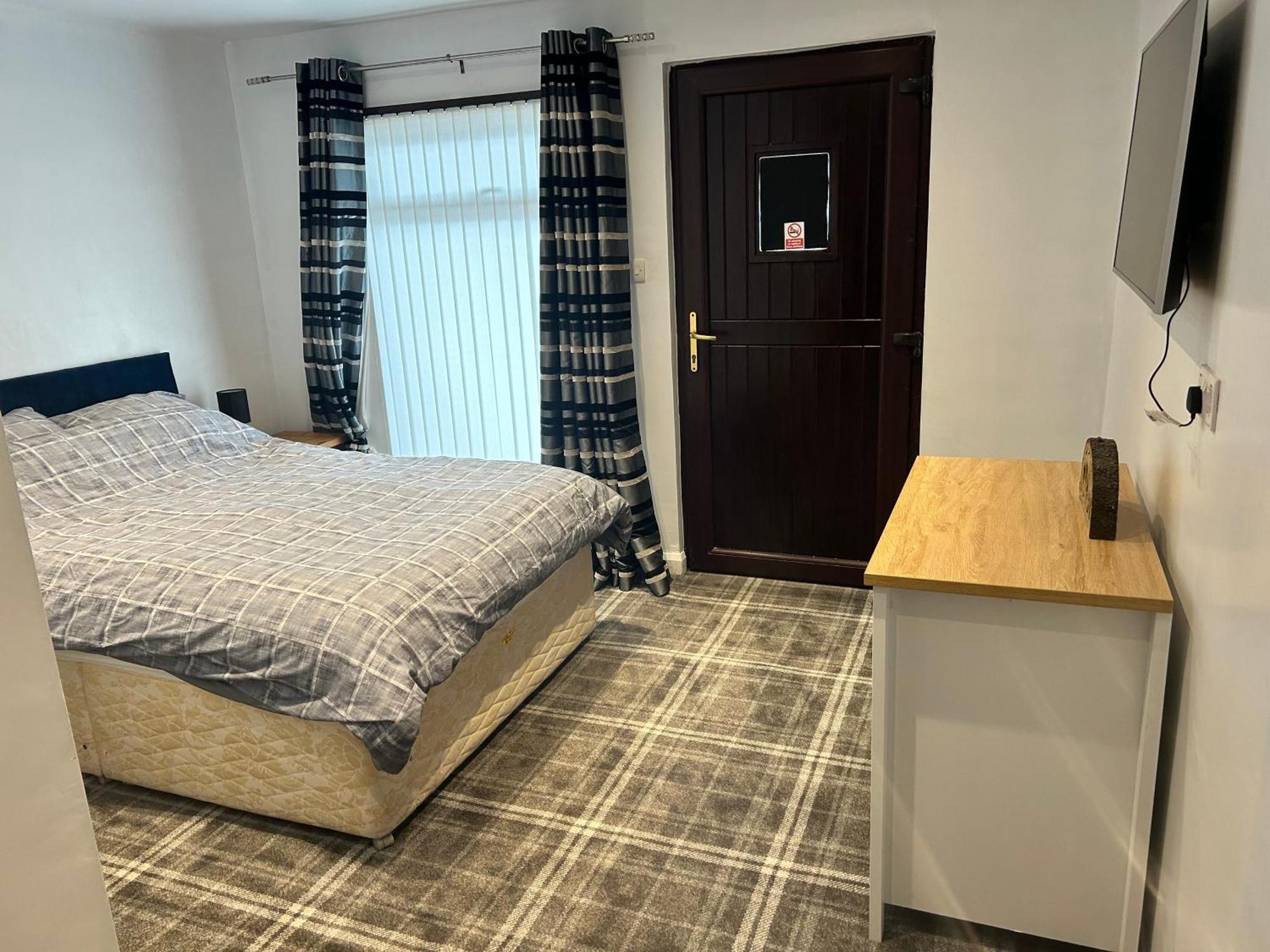 One Bed And Bathroom With Kitchen For Self Catering *